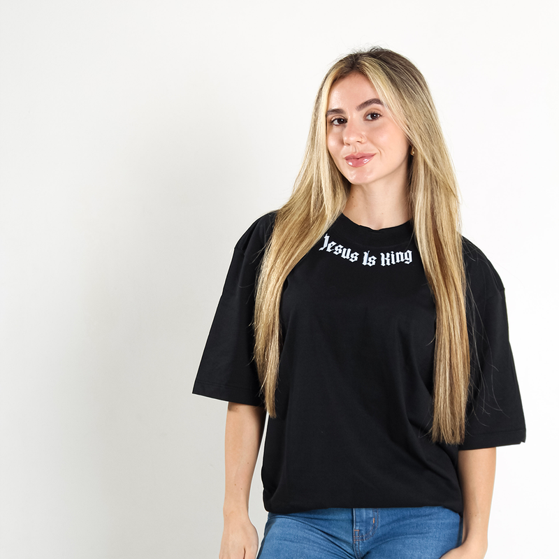 Camiseta Feminina Oversized - Jesus Is King "Jesus é Rei" - Gola