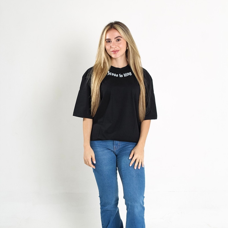 Camiseta Feminina Oversized - Jesus Is King "Jesus é Rei" - Gola